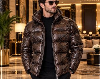 Doudoune matelassée à capuche pour homme en cuir de python embossé, style luxe, idéale pour l'hiver. Un cadeau tendance et élégant.