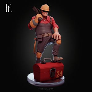 Peut inclure: Une figurine stylisée d'un ouvrier portant un casque de chantier beige, des lunettes de soleil sombres, une chemise rouge et une salopette gris foncé avec des genouillères beiges. Le personnage tient un outil et pose un pied sur une boîte à outils rouge marquée 24.