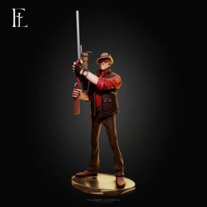 Peut inclure: Une figurine de collection représentant un tireur d'élite portant un chapeau marron, une chemise rouge, un gilet sombre et un pantalon marron. Le personnage tient un long fusil à lunette verticalement et se tient sur une base circulaire.