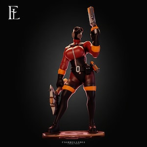 Peut inclure: Une figurine représentant un personnage vêtu d'une combinaison rouge et noire avec des accents orange, un masque à gaz et une fermeture éclair. Le personnage tient un pistolet argenté et une hache blanche et marron, sur un socle marqué FIGURELANDIA.