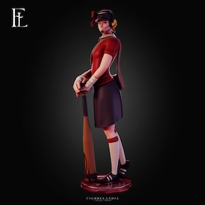 Peut inclure: Une figurine stylisée représentant un personnage portant un polo rouge, une jupe sombre et une casquette avec un casque audio. Le personnage a des bandages blancs aux mains, des chaussettes hautes blanches à bandes rouges et des baskets noires.