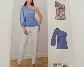 Könnte beinhalten: Ein New Look Schnittmuster, N6701, mit einer Frau in einem blauen One-Shoulder-Top und einer weißen Hose. Das Muster enthält Illustrationen des Tops in verschiedenen Stilen. Das Muster ist in den USA entworfen und gedruckt.