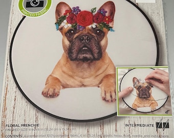 Könnte beinhalten: Floral Frenchie Stickpackung. Das Set enthält einen Kunststoffreifen von 15,24 cm, Garn, eine Nadel und Anweisungen. Das Design zeigt eine französische Bulldogge mit einem Blumenkranz. Die fertige Größe beträgt 15,24 cm x 15,24 cm.