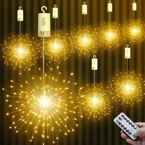 Op de afbeelding: Een set hangende LED-lichtsnoeren in vuurwerkstijl met warmwitte verlichting. Elke lamp heeft een batterijhouder met een haak en een afstandsbediening. De lampen stralen een heldere, stervormige gloed uit voor een feestelijke uitstraling.