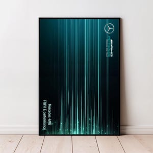 Puede incluir: Un póster rectangular enmarcado con un fondo oscuro y rayas de luz verticales en color verde azulado. En la esquina superior derecha aparece el logotipo de Mercedes-AMG Petronas Formula One Team. Abajo a la izquierda figura el texto Mercedes-AMG F1 W14 E PERFORMANCE.