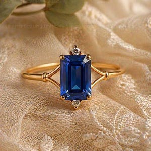 Ring met smaragdgeslepen blauwe saffier in geelgoud, vintage solitaire ring met gespleten band, geboortesteen van september, uniek cadeau voor haar.
