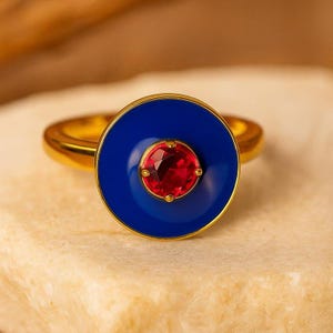 Anillo solitario de rubí con esmalte azul y oro, anillo de sello con gema redonda, anillo de disco de esmalte de estilo vintage, anillo con gema llamativa de piedra natal de julio