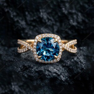 Bague halo coussin en topaze bleue de Londres ronde, or, anneau fendu, bague de fiançailles croisée en diamant, bague de naissance de décembre, bijou d'exception.