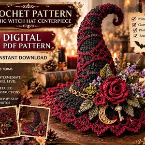 Puede incluir: Un patrón de ganchillo digital para un centro de mesa de sombrero de bruja gótico. El sombrero es negro con un borde y superposición de encaje rojo oscuro, decorado con rosas rojas, hojas verdes y dijes dorados de luna y llave.