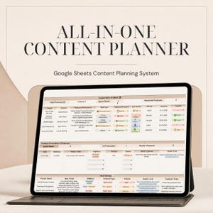 Puede incluir: Un planificador de contenido digital en la pantalla de una tableta, con una interfaz de Google Sheets que incluye secciones para colaboraciones, progreso de contenido y almacenamiento de ideas. El texto dice ALL-IN-ONE CONTENT PLANNER.