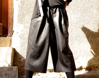AAKASHA A05322 Pantalon large noir ample en cuir écologique/Pantalon court/Pantalon végétalien extravagant avec poches latérales par AAKASHA A05322