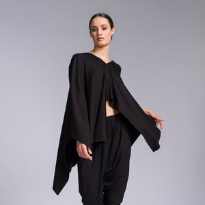 Tweedelige set blouse met open achterkant en jerseybroek A92253
