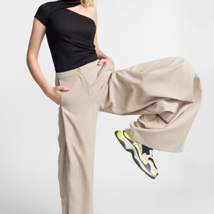 Pantalones sueltos / Pantalones de pierna ancha / Pantalones extravagantes con bolsillos laterales / Cinturón con botón y cremallera en la cintura / Hecho a mano por Aakasha A05555