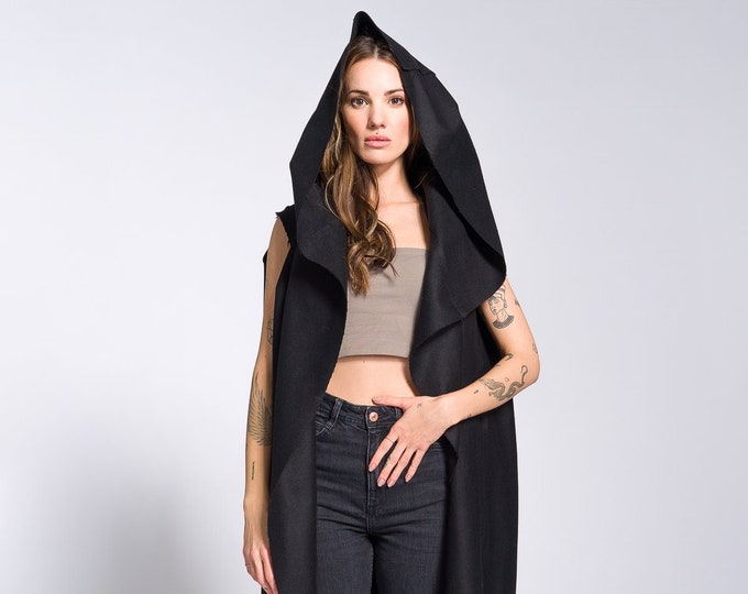 Sleeveless Cape Coat with Large Hood A92322