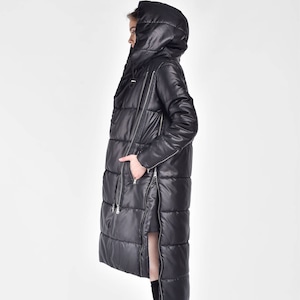 Manteau d'hiver matelassé Veste chaude à fermeture éclair Parka asymétrique à capuche noire par Aakasha A20629