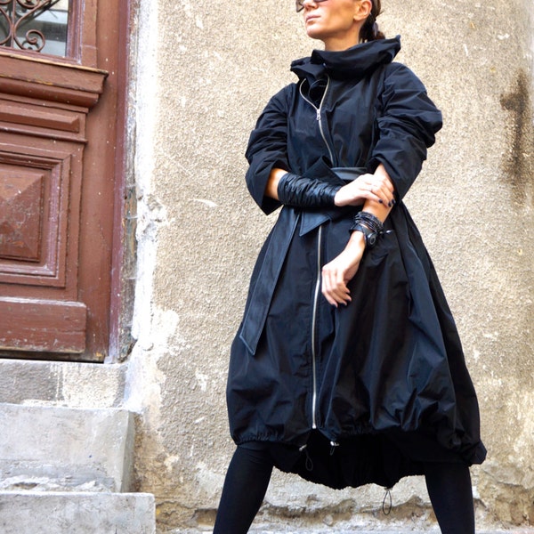 NOUVELLE collection - Imperméable noir à capuche avec fermeture éclair / Blazer printanier / Trench extravagant avec ceinture en cuir écologique / Manteau long par Aakasha A07372