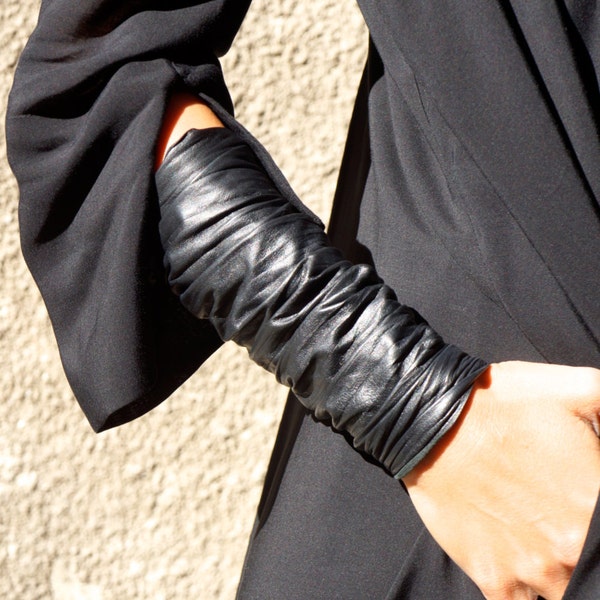 Bracelet / Manchette en cuir noir extravagant NOUVELLE collection par AAKASHA A17187