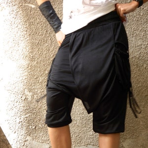 NEUE sexy stilvolle einzigartige Shorts / schwarze Viskosehose / extravagante Sportshorts mit großen Außentaschen von AAKASHA A05587