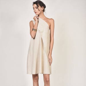 Mini Leinen Kleid für den Sommer Sexy Leinen Kleid One Shoulder Kleid Extravagantes Kurzes Kleid Party Kleid mit einer Seitentasche by AAKASHA A03426