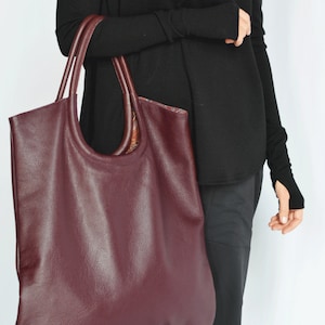 NOUVEAU Sac fourre-tout extravagant bordeaux en cuir véritable / Grand sac fourre-tout en cuir de haute qualité par AKASHA A14327