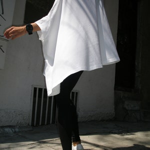 Blusa holgada, top blanco oversize, top casual asimétrico drapeado de Aaksha A01048