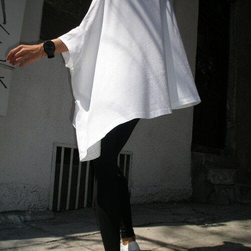 Chemisier ample, haut surdimensionné blanc, haut décontracté au tombé asymétrique par Aaksha A01048
