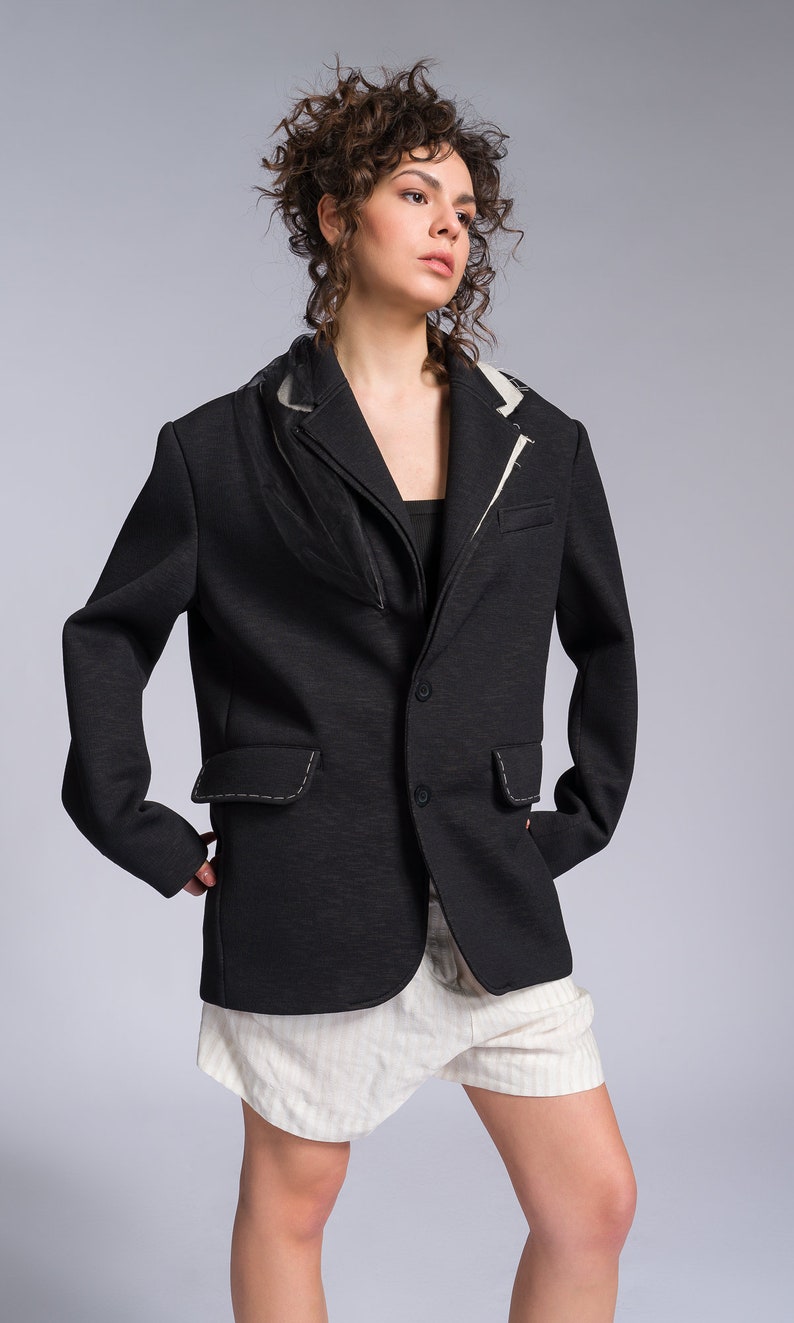 Blazer dal taglio maschile con dettagli a contrasto A92233 immagine 6