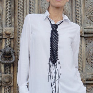 Collar extra largo de macramé con cuero negro extravagante / Hecho a mano por AAKASHA A16446