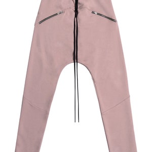 Peut inclure: Un pantalon de surv&ecirc;tement rose clair avec une taille &agrave; cordon et des poches zipp&eacute;es. Le pantalon de surv&ecirc;tement a une coupe d&eacute;contract&eacute;e et une jambe l&eacute;g&egrave;rement fusel&eacute;e.
