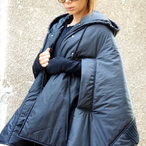 Poncho trapuntato nero con cappuccio - Scialle asimmetrico impermeabile