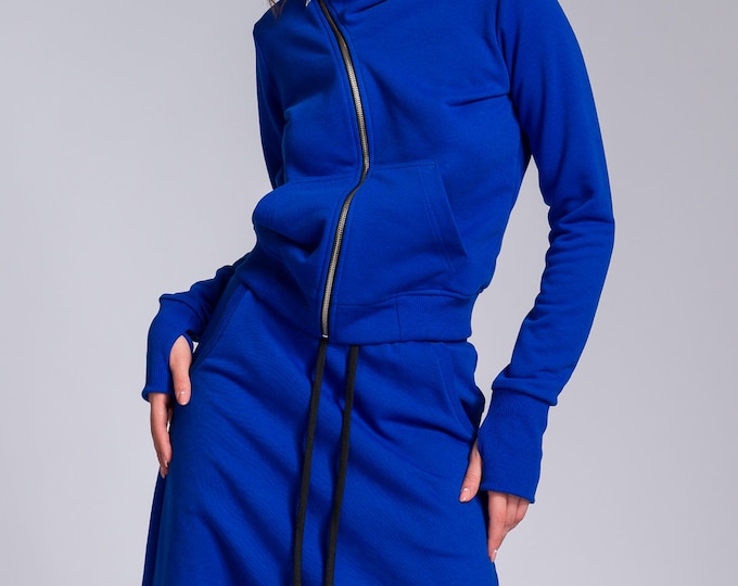 Short Hoodie with Asymmetric Closure , Comfortable  Thumb wholes and side pockets  A92234
