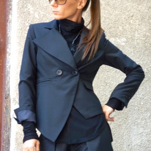 Nouveau blazer noir élégant / Nouveau manteau d'automne / Manteau noir en laine froide / Blouson boutonné asymétrique extravagant par Aakasha A10311 image 3