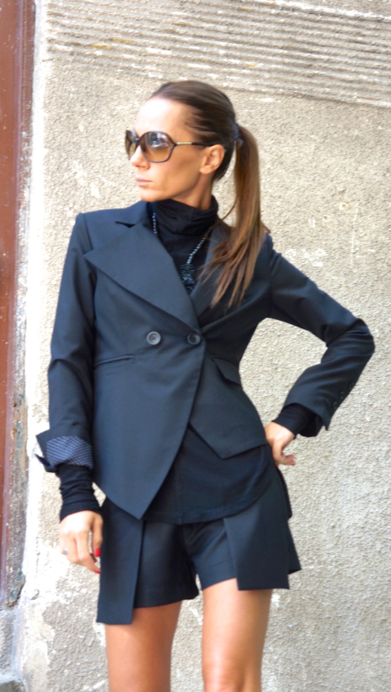 Nouveau blazer noir élégant / Nouveau manteau d'automne / Manteau noir en laine froide / Blouson boutonné asymétrique extravagant par Aakasha A10311 image 3