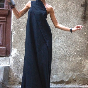 Robe longue caftan en lin noire, robe de soirée asymétrique en lin certifiée OEKO-TEX, robe longue extravagante à épaules dénudées par AAKASHA A03144