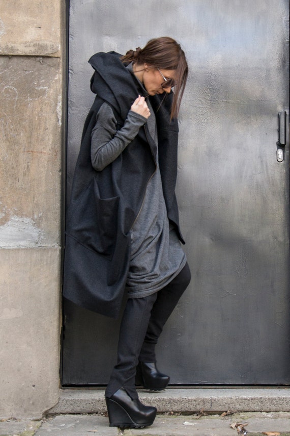 NEW Asymmetric Extravagant Black Hooded Sleeveless Coat NEW Asymmetric Extravagant Black Hooded Sleeveless Coat