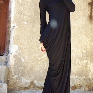 Schwarzes Extravagantes Maxi Kleid / Viskose Maxi Tunika / Extra Lang Ärmel Asymmetrisches Schwarzes Kleid von AAKASHA A03257