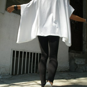 Lockere Bluse / Weißes Oversized Top / Lässiges asymmetrisch drapiertes Top von Aaksha A01048 Bild 2