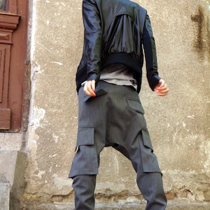 Giacca nera in pelle vegana: stile moto corto e stravagante