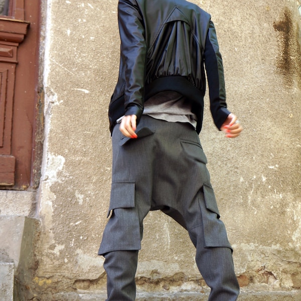 Giacca nera in pelle vegana: stile moto corto e stravagante