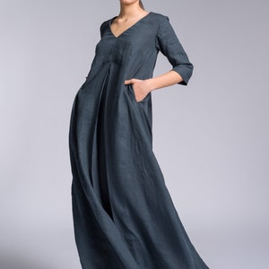 Lniana sukienka maxi, plisowana, w stylu boho, z dekoltem w serek i kieszeniami po bokach, zrównoważona moda