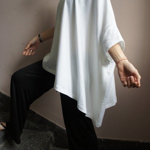 Lockere Bluse / Weißes Oversized Top / Lässiges asymmetrisch drapiertes Top von Aaksha A01048 Bild 3