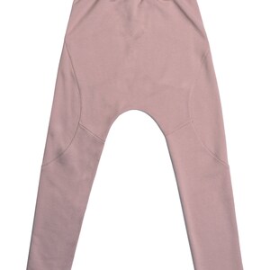 Peut inclure: Un pantalon de surv&ecirc;tement rose clair avec une taille &eacute;lastique et une coupe d&eacute;contract&eacute;e.