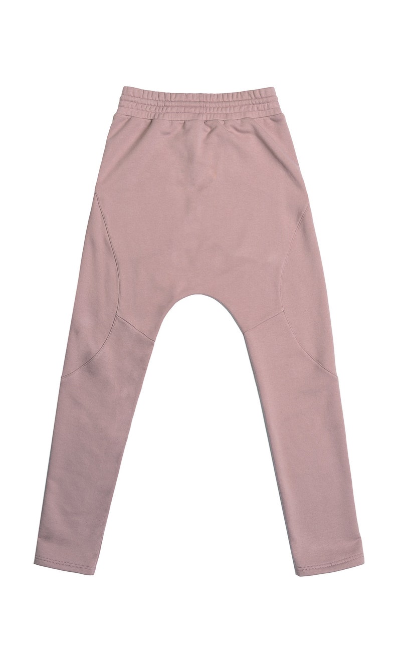Peut inclure: Un pantalon de surv&ecirc;tement rose clair avec une taille &eacute;lastique et une coupe d&eacute;contract&eacute;e.