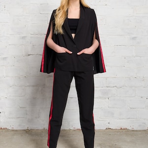 Open-Sleeve Blazer with Brick Red Edging A90571