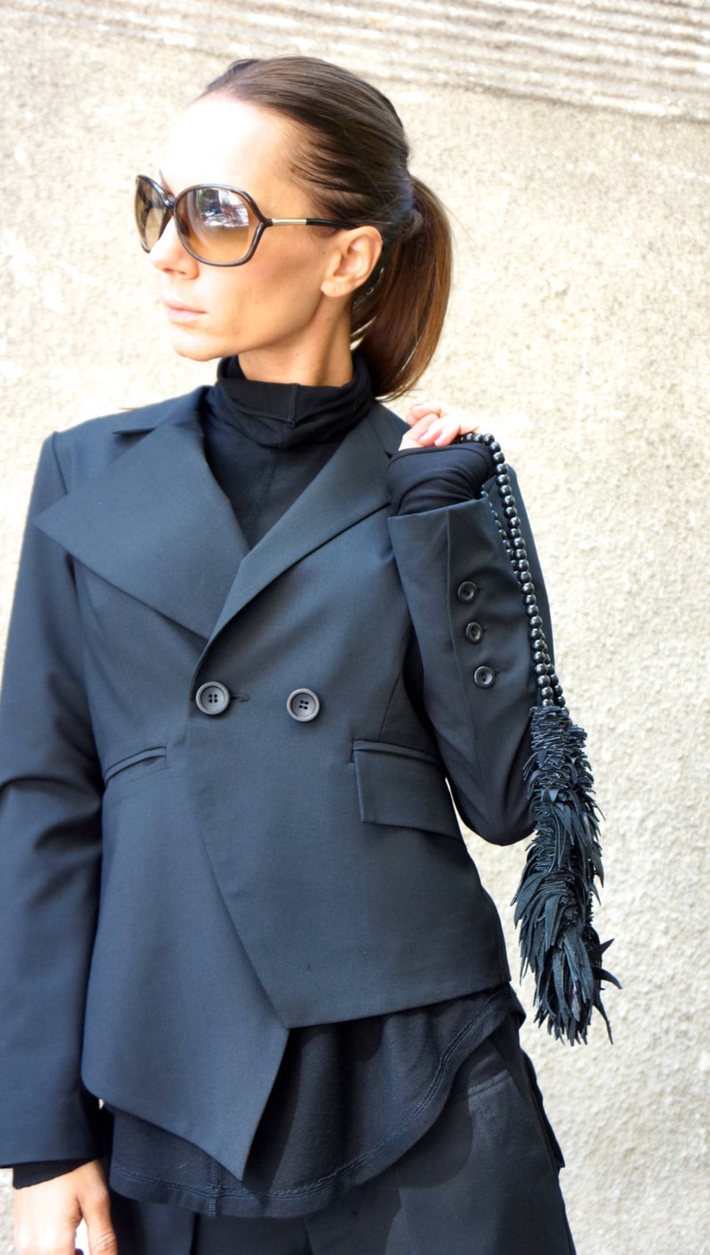 Nouveau blazer noir élégant / Nouveau manteau d'automne / Manteau noir en laine froide / Blouson boutonné asymétrique extravagant par Aakasha A10311 image 4