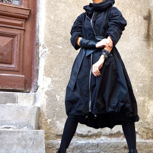 Maxi imperméable noir à capuche : trench-coat extravagant avec ceinture en cuir écologique, grande taille