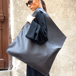 Sac fourre-tout asymétrique en cuir véritable : poche intérieure zippée marron foncé
