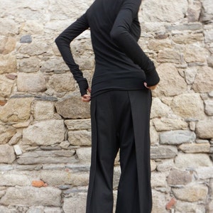 Pantalones negros holgados, pierna ancha, pantalones extravagantes, bolsillos laterales, cinturón, botón y cremallera, cintura hecha a mano por Aakasha A05115