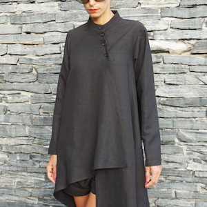 NEUE KOLLEKTION Schwarzes Leinenhemd / Extravagantes Hemd mit Knöpfen / Asymmetrisches Hemd / Übergroßes, stilvolles Oberteil von Aakasha A11477