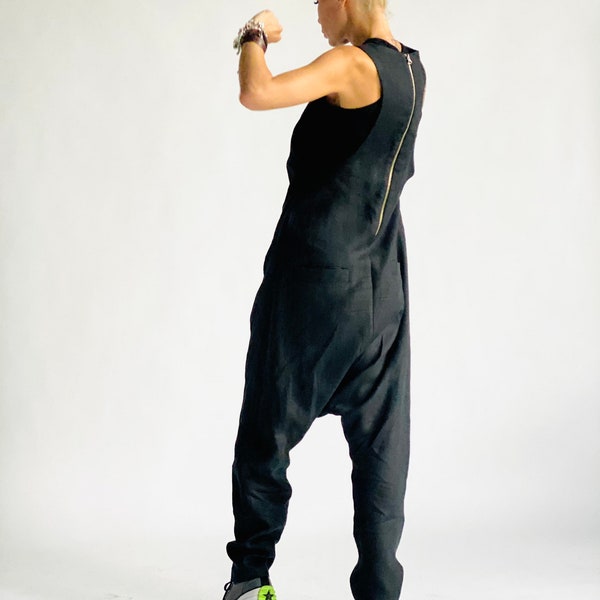 NEUER Maxi-Jumpsuit aus schwarzem Leinen / Extravaganter Jumpsuit / Lange ärmellose Reißverschlüsse hinten mit Seitentaschen von AAKASHA A19966